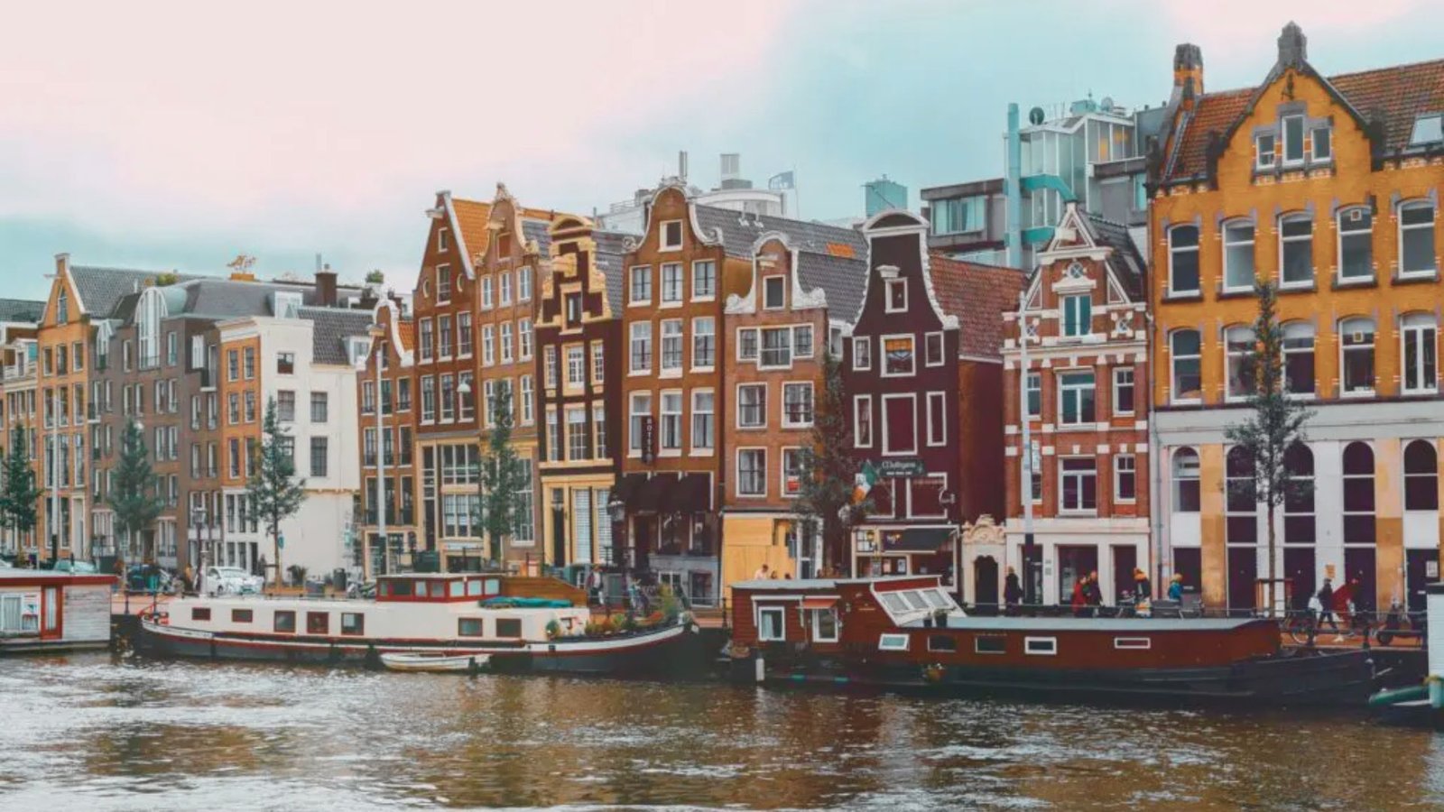 What Makes Amsterdam a Popular Travel Destination